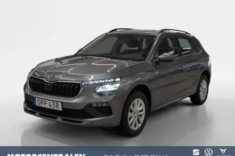 Grå Skoda Kamiq, modell 2023, med registreringsskylten OPP 43R. En bil som kan ha ett skoda kamiq problem, men ser fin ut på bilden.