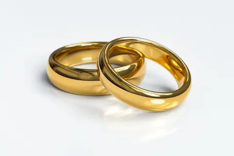 Dos anillos de oro brillante, como si el tiempo no hiciera que el oro se ponga negro.