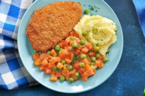 Kotlet schabowy w panierce, puree ziemniaczane z koperkiem i marchewka z groszkiem. Idealny, dobry szybki obiad na niedzielę.