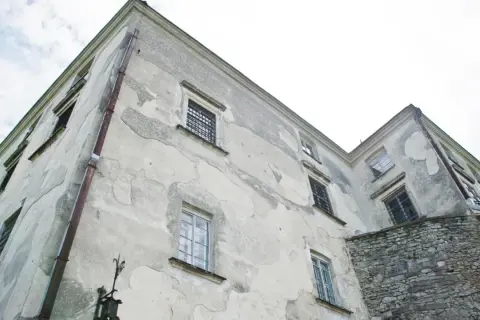 Edificio antiguo con el revoque deteriorado, necesita impermeabilizar muro exterior para protegerlo de la humedad.