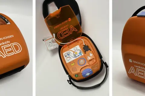 Pomarańczowy defibrylator AED Nihon Kohden Cardiolife w etui, otwarty i zamknięty.
