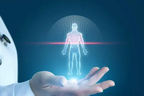 Lekarz prezentuje hologram ludzkiego ciała, symbolizujący złożoność organizmu i jego tkankę łączną.