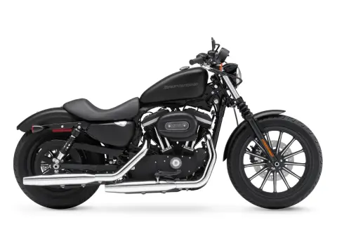 Czarny Harley-Davidson Sportster 883. Zastanawiasz się, jaki chopper jest najmniej awaryjny? Ten model to solidny wybór.