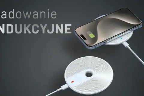 Telefon na ładowanie indukcyjne. Dwie białe ładowarki, jedna z podłączonym kablem, druga z telefonem na górze.