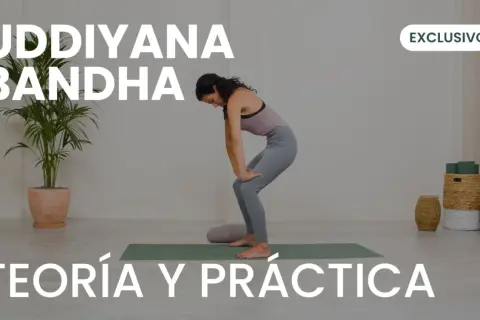 Mujer en postura de yoga, aprendiendo los **uddiyana bandha beneficios**. Texto "Teoría y Práctica" y "Exclusivo".