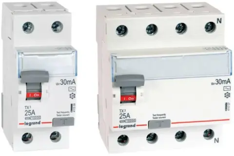 Dwa wyłączniki różnicowoprądowe (rcd) Legrand TX3 25A 30mA, białe, z szarym przełącznikiem i przezroczystą osłonką.