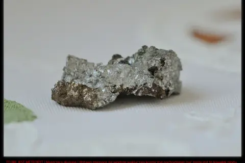 Błyszcząca, srebrzysta skorupa i złotawe wnętrze sugerują, że to nie meteoryt, a być może kawałek pirytu.