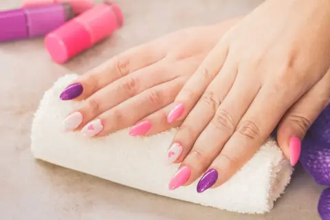 Manicure w ciąży: Piękne paznokcie bez obaw? Poznaj fakty