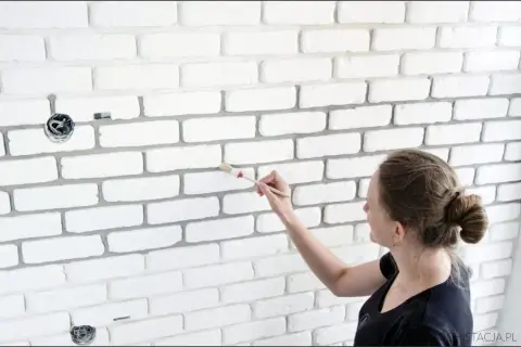 Jak układać cegłę dekoracyjną z fugą? Poradnik DIY krok po kroku