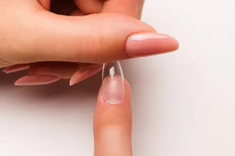 Ile trwa manicure żelowy? Poznaj czas i tajniki perfekcyjnego stylu