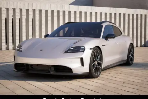 Biały Porsche Taycan Cross Turismo na tle nowoczesnej architektury. Sprawdź, jaka jest porsche taycan cena.