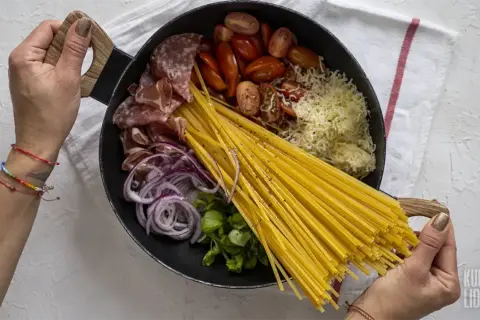 Spaghetti z warzywami z jednej patelni: Szybki obiad, zero zmywania