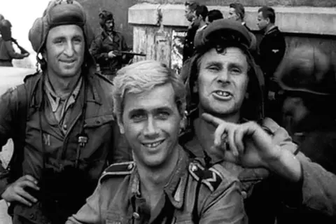 Czterej pancerni i pies obsada: Janek Kos, Gustaw, Olgierd i Szarik pozdrawiają widzów.