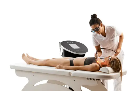 Profesional aplica tratamiento facial con dispositivo RF body device. Opiniones positivas sobre este equipo.