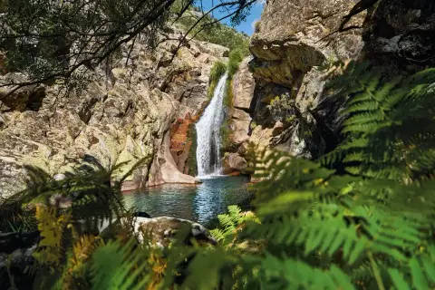 Cascada en un entorno rocoso y frondoso. Un lugar idílico que ver en Cáceres provincia para disfrutar de la naturaleza.