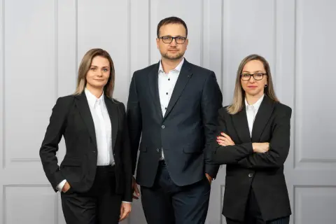 Trzy osoby w garniturach. Zastanawiasz się, czy warto pisać odpowiedź na apelację? Oni wiedzą.