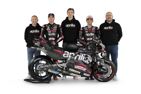Zespół Aprilia Racing prezentuje motocykl, gotowy na wyzwania toru. To maszyna, która uosabia ducha Aprilia enduro.
