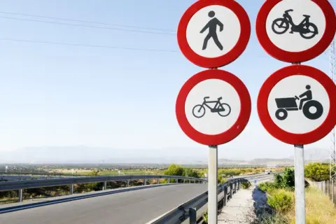 Señales de tráfico que indican normas de seguridad vial: prohibido peatones, ciclomotores, bicicletas y tractores.