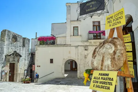 Passeggiando per Monte Sant'Angelo, cosa vedere? Un borgo antico con scorci suggestivi, fiori colorati e un pane cotto a legna che invita ad assaggiare.