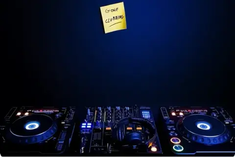 Co robi DJ? Poznaj tajniki pracy didżeja i jego obowiązki