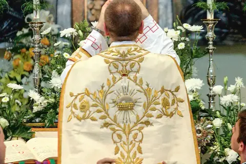 Od kiedy msze po polsku? Kluczowe zmiany w liturgii katolickiej