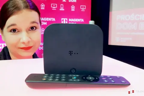 Kobieta prezentuje nowoczesne urządzenie do telewizji T-Mobile. Obok stoi pilot.