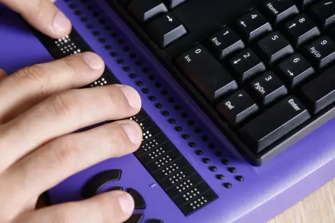 Komputery dla niewidomych: Jak zyskać niezależność dzięki technologii