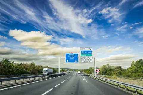 Czy autostrady we Francji są płatne? Odkryj ukryte koszty podróży