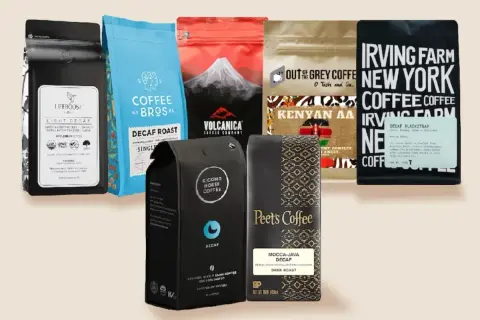 En samling påsar med koffeinfritt kaffe, inklusive märken som Lifeboost, Coffee Bros, Volcanica, Out of the Grey, Irving Farm, Kicking Horse och Peet's Coffee.