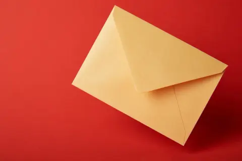 Busta gialla su sfondo rosso. Potrebbe contenere un secondo accesso ufficiale giudiziario sfratto.