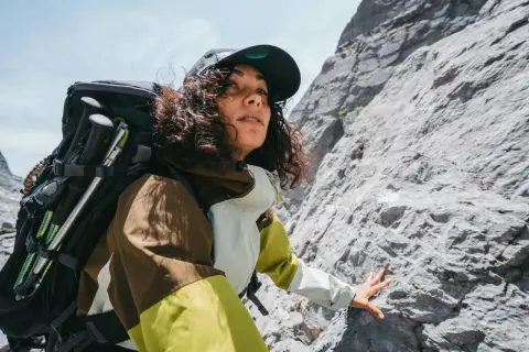 Randonneuse prudente, elle scrute le ciel menaçant. Que faire en cas d'orage en montagne ? Elle est prête.