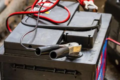 Prostownik 24V do 2x12V: Bezpieczne podłączenie krok po kroku