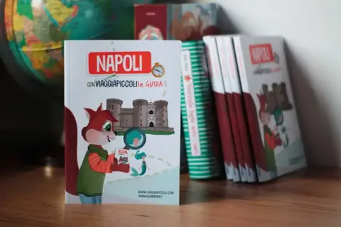 Libri sulla storia di Napoli per bambini, con una volpe che guida alla scoperta del Maschio Angioino.