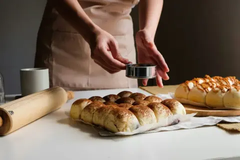 Pyszne bułeczki bez glutenu, które mogą być efektem miesiąca bez glutenu. Posypane kakao i lukrem.