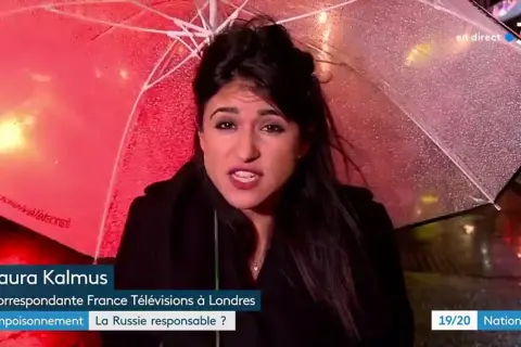 Laura Kalmus, journaliste à Londres, sous un parapluie rouge, parle d'empoisonnement. Ses origines et celles de ses parents sont inconnues.