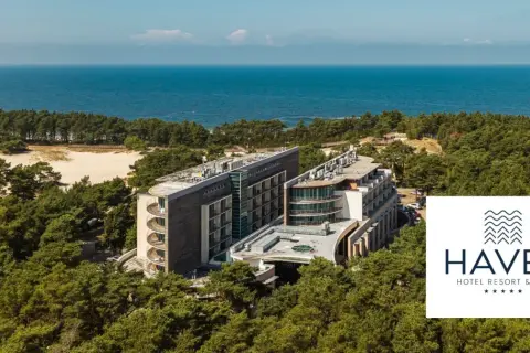 Nowoczesny hotel Havet Resort & Spa otoczony lasem, z widokiem na morze.