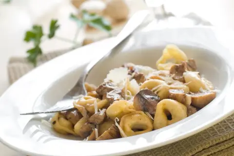 Jakie dodatki do tortellini z grzybami podkreślą ich smak?