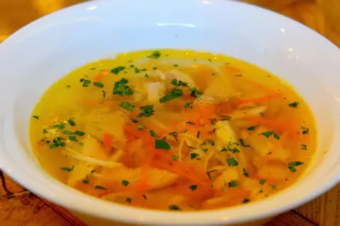 Aromaticzny rosół z kurczaka z marchewką i natką pietruszki. Zastanawiasz się, ile rosół może stać w lodówce?