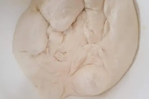 Impasto soffice in ciotola, pronto per la lievitazione in forno a 40 gradi. Quanto tempo ci vorrà?