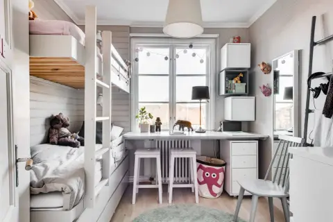 Ein gemütliches kleines Kinderzimmer einrichten mit Etagenbett, Schreibtisch und Spielzeug.