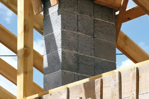 Budowa komina z pustaków betonowych. Dowiedz się, jak zrobić beton, by uzyskać trwałą konstrukcję.