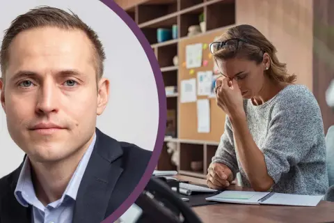 Man i kostym ser bekymrad ut. Kvinna vid skrivbordet gnuggar sig i ögonen, kanske efter negativ kritik.