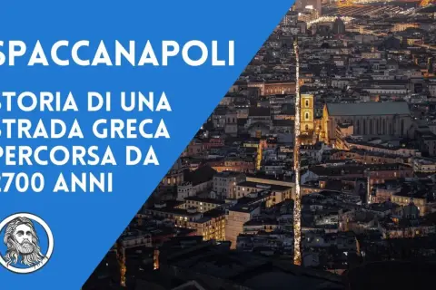 Spaccanapoli, la strada greca che divide la città da 2700 anni, illuminata di notte.