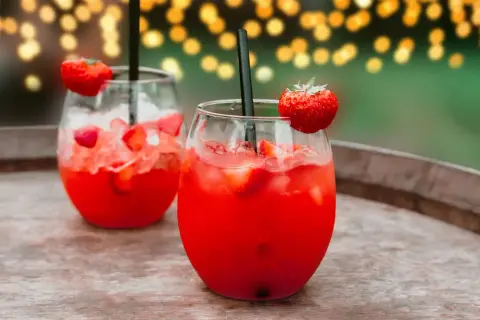 Najlepsze drinki z Red Label, które zaskoczą Twoje podniebienie
