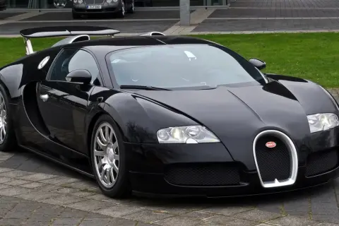 Czarny Bugatti Veyron, symbol luksusu. Zastanawiasz się, ile kosztuje Bugatti? To marzenie wielu, ale cena jest astronomiczna.