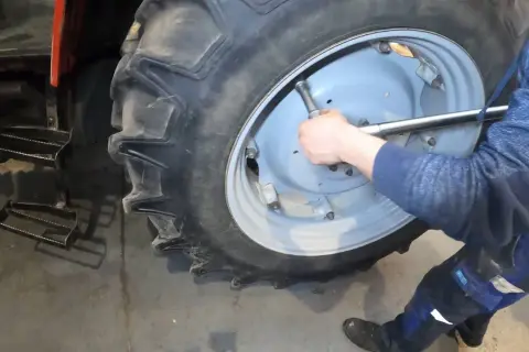Filtr hydrauliki MF 255: Gdzie jest i jak go wymienić krok po kroku?