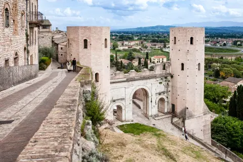 Porta Romana, uno dei borghi più belli d'Italia in Umbria, con le sue torri medievali e l'arco imponente.