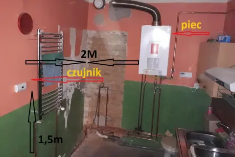 Piec gazowy dwufunkcyjny sam się włącza, gdy czujnik temperatury na grzejniku łazienkowym wykryje spadek poniżej 20°C.