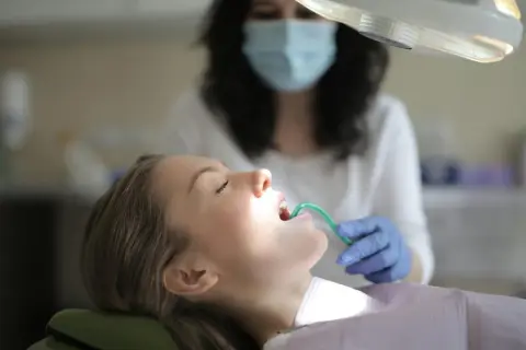 Pacjentka u dentysty, zabieg stomatologiczny.