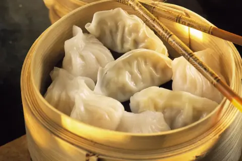 Dampfende Dim Sum im Bambuskorb, bereit zum Genießen. Ein köstliches Dim Sum Rezept zum Nachmachen.